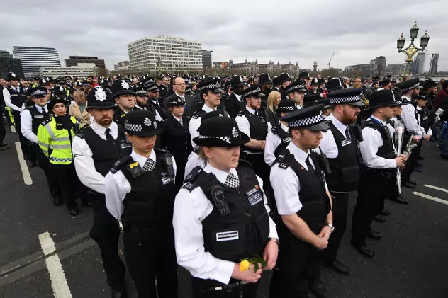Zeci de polițiști țin moment de reculegere pe Podul Westminster