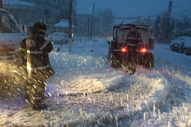 Femei însărcinate, blocate în zăpadă în județul Galați. Au fost salvate cu șenilata