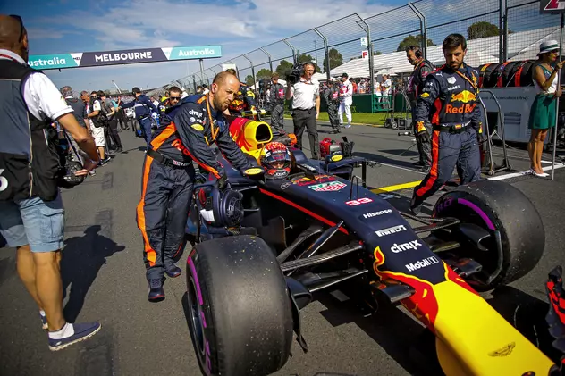 Un monopost Red Bull Racing, pe grila de start a Mareului Premiu al Australiei. (FOTO: EPA)