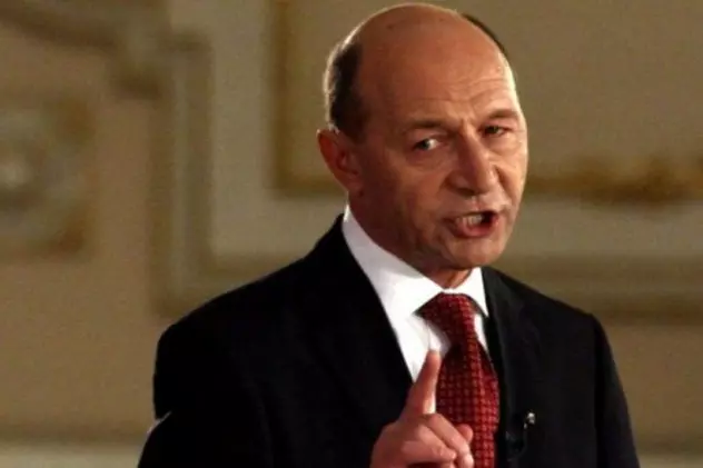 Băsescu îl atenționează pe Iohannis să semneze un ”pact de coabitare” cu PSD
