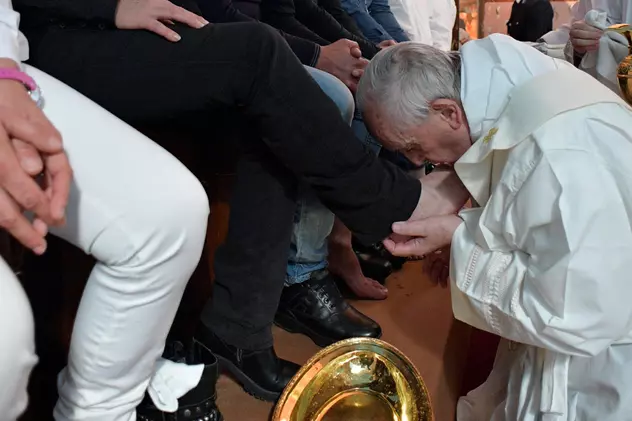 Papa Francisc a spălat picioarele unor deținuți. Suveranul Pontif, în vizită la un penitenciar cu foști mafioți