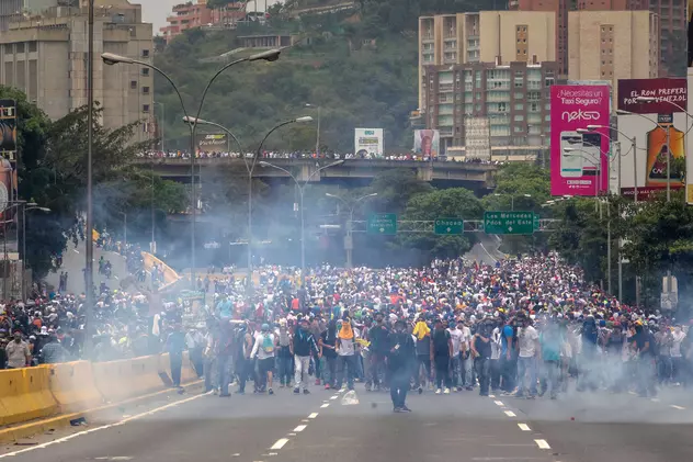 Lupte de stradă în Venezuela. Protestele anti-Maduro au devenit din nou violente | FOTO