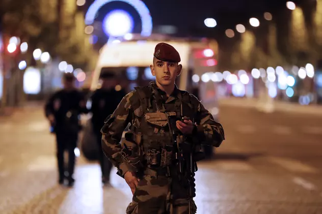 UPDATE | Atac terorist pe Champs Elysees: Trei persoane au fost arestate. Bilete cu adrese ale sediilor forțelor de ordine, găsite în mașina atacatorului