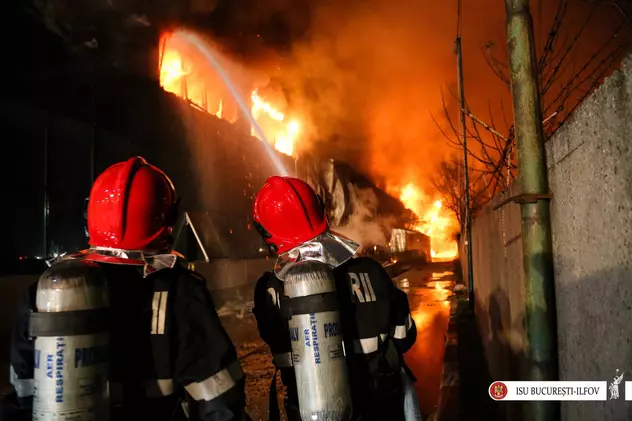 30 de persoane evacuate în urma unui incendiu într-un bloc din București