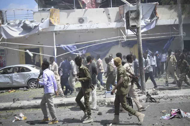 Șeful armatei somaleze a supraviețuit unui atentat în care și-au pierdut viața 13 persoane