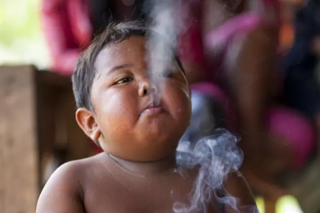 La doi ani, fuma 40 de țigări pe zi și era obez. După șapte ani, copilul care a șocat întreaga lume este de nerecunoscut