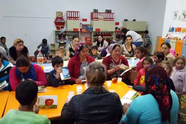 O fundaţie din Oradea a construit grădiniţe pentru romi. Aici sunt educaţi atât copii, cât și părinţi