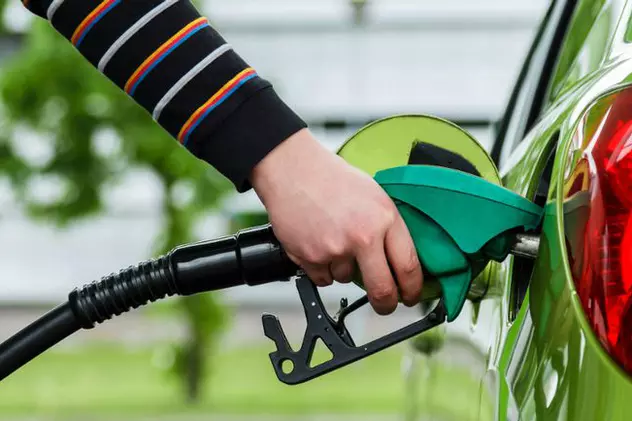 Plinul de benzină costă mai mult cu 32 de lei față de luna august, după ce prețul petrolului a atins 70 de dolari pe baril, iar Guvernul a reintrodus acciza suplimentară de 7 eurocenți pe litru. La motorină scumpirea este de 38 de lei. Benzinărie