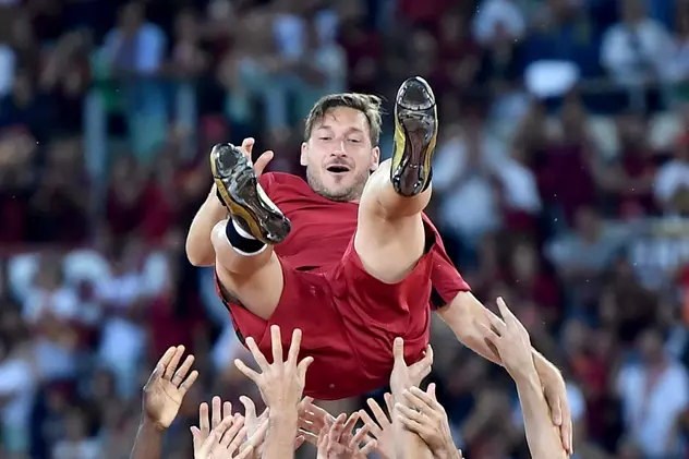 Francesco Totti, purtat pe brațe de colegii de la AS Roma după ultimul meci jucat în tricoul formației din capitala Italiei. (FOTO: EPA)