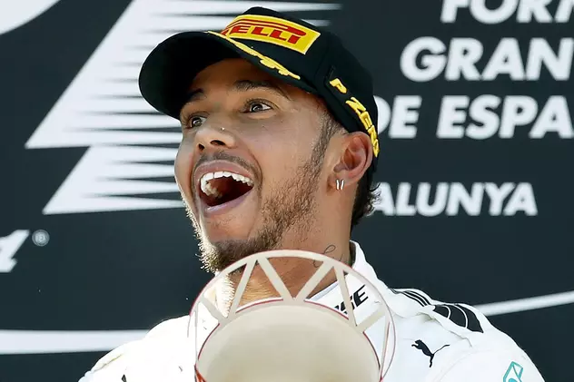 Lewis Hamilton, cu trofeul acordat câștigătorului Marelui Premiu de Formula 1 al Spaniei. (FOTO: EPA)