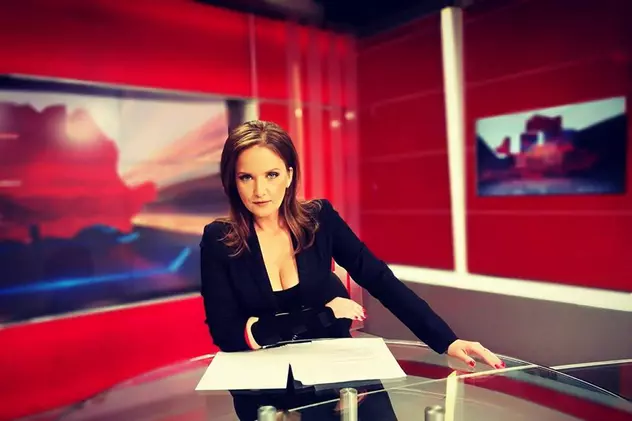 Ioana Maria Moldovan a prezentat știrile cu mâna în ghips - Ioana Maria Moldovan, la pupitrul știrilor cu mâna imobilizată