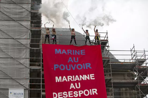 FOTO| Protest feminist împotriva lui Le Pen chiar în fața secție în care a votat aceasta