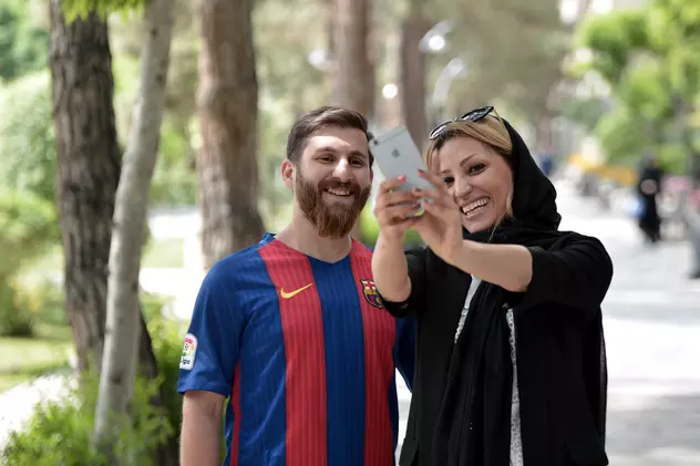 Reza Parastesh, sosia lui Messi, este fotografiat pe stradă de o admiratoare. (FOTO: HEPTA)