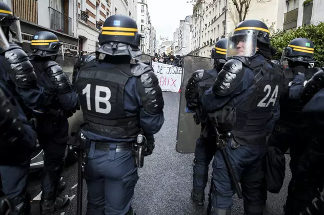 Manifestații violente în mai multe orașe din Franța după victoria lui Macron
