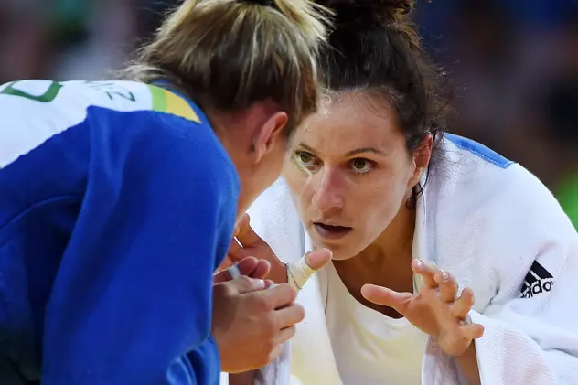 Andreea Chițu (su fața), în timpul unei dispute de la Jocurile Olimpice de anul trecut. (FOTO: EPA)