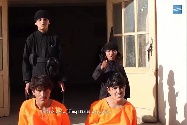 Imagini șocante făcute publice de ISIS. Mai mulți copii, puși să execute prizonieri ai grupării teroriste