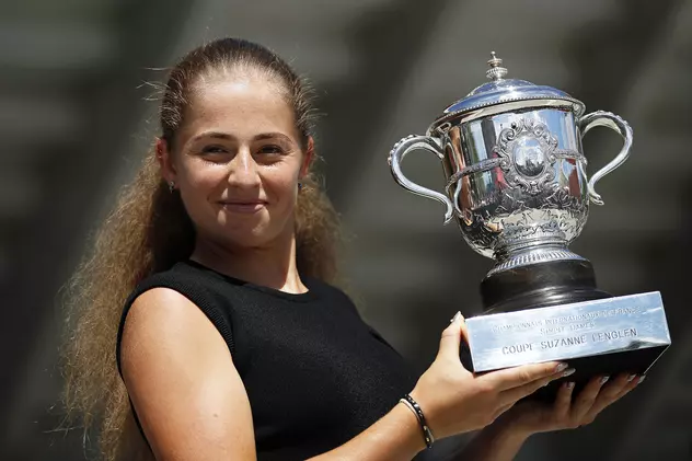 Jelena Ostapenko, pozând cu trofeul câștigat la Roland Garros. (FOTO: EPA)