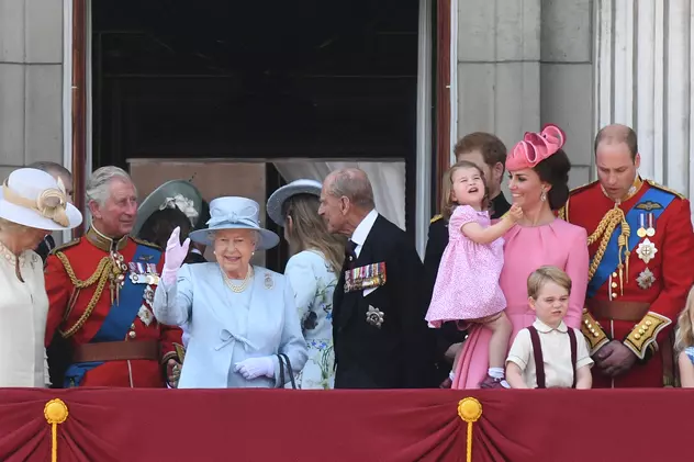 VIDEO & FOTO | George și Charlotte au apărut la balconul Palatului Buckingham. Cei doi au fost vedetele paradei de la Londra