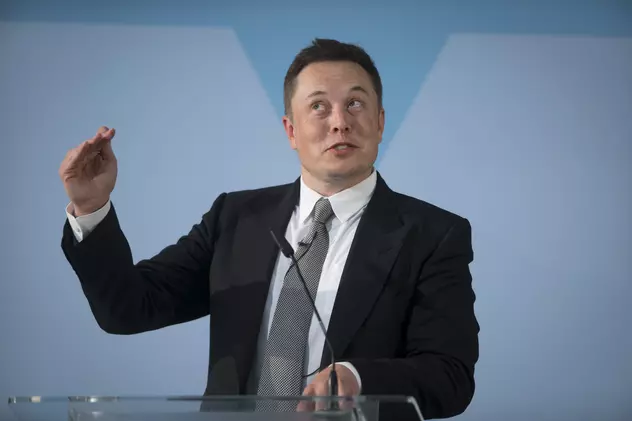 Elon Musk, aducătorul de lumină. Tesla va instala panouri solare și baterii în Puerto Rico, după ce uraganele Irma și Maria au lăsat 90% din insulă fără electricitate. Elon Musk la un pupitru