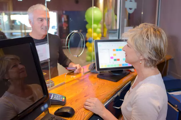 La ce trebuie să fii atent când iei un credit. Un client la ghișeul unei bănci