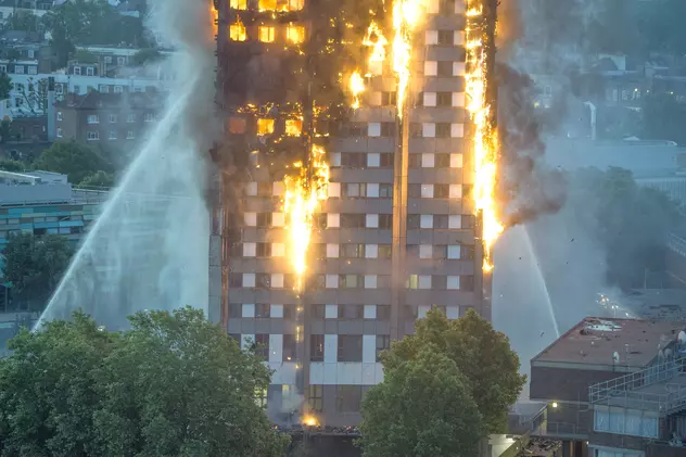 FOTO & VIDEO | Tragedia de la Grenfell Tower: 30 de oameni au murit, potrivit celui mai recent bilanț