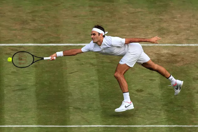 Roger Federer se întinde pentru a ajunge la o minge, în timpul unui meci disputat la Wimbledon. (FOTO: HEPTA)