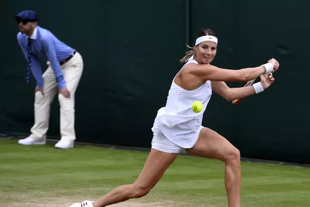 Mandy Minella lovește mingea în timpul meciului cu Francesca Schiavone de la Wimbledon. (FOTO: EPA)