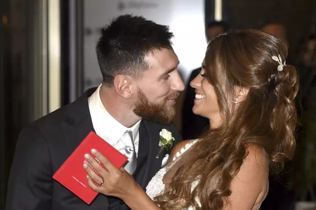 Lionel Messi se pregătește să o sărute pe Antonella Roccuzzo, în timpul ceremoniei căsătoriei din 30 iunie 2017. (FOTO: HEPTA)