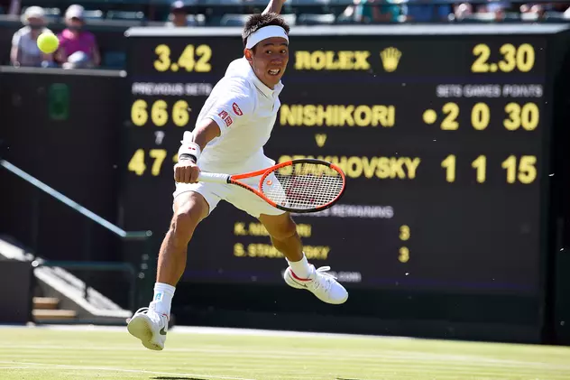 Kei Nishikori, încercând să returneze o minge în timpul unei partide susținute la Wimbledon. (FOTO: EPA)