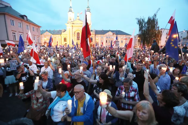 Proteste în Polonia. Zeci de mii de oameni au ieșit în stradă în apărarea independenței justiției