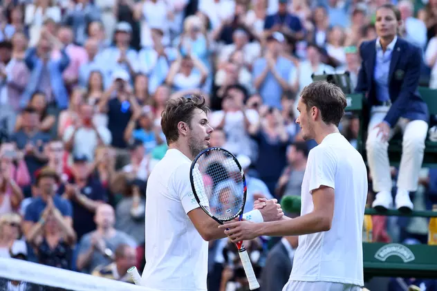 Stan Wawrinka (stânga) l-a felicitat pe Daniil Medvedev, cel care l-a învins în primul tur la Wimbledon. (FOTO: EPA