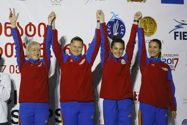 Raluca Cristina Sbîrcia, Adela Danciu, Amalia Tătăran și Greta Vereș (de la stânga), bucurându-se pentru o medalie câștigată într-o competiție de scrimă. (FOTO: EPA)