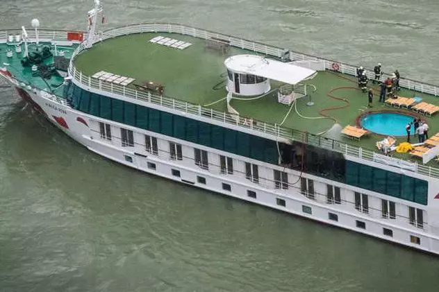 Alertă pe Dunăre. O navă de croazieră a luat foc. 8 persoane rănite