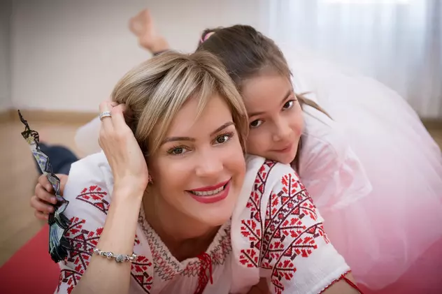 EXCLUSIV/ Roxana Ciuhulescu a fost cerută de nevastă! Fiica sa a spus și ea ”da”