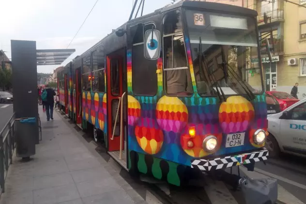 Tramvaiul pictat la Cluj, galerie de artă pe roți. Cum a fost transformat vehiculul vechi de peste 30 ani