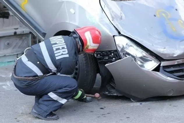 Un șofer fără permis auto s-a izbit cu mașina într-un cap de pod, în Prahova