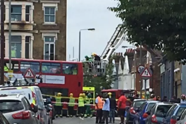 VIDEO | Un autobuz supraetajat a intrat într-un magazin din Londra. Mai multe persoane au fost rănite