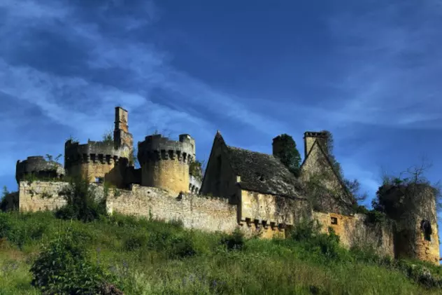 Un castel abandonat din Franța poate fi "cumpărat" pentru 50 de euro