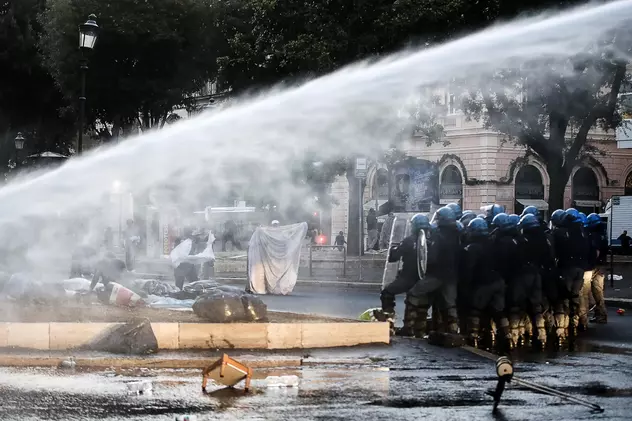 FOTO | Violențe la Roma, între poliție și refugiații care au ocupat o piață