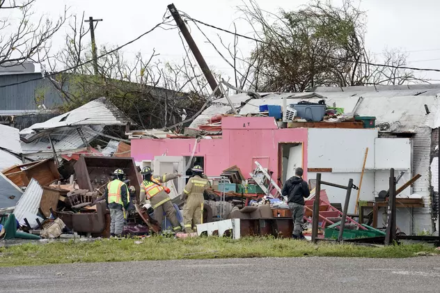 FOTO | Ce a lăsat uraganul Harvey în urmă. Oamenii dintr-un orășel au fost îndemnați să-și scrie numele pe braț