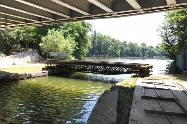 Pasarelă pietonală peste lacul Herăstrău, în vecinătatea podului CFR