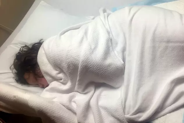 O fetiță de zece ani își petrece viața dormind. Suferă de o boală rară, din cauza căreia doarme 20 de ore pe zi