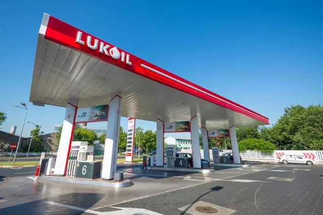 Oligarhii care controlează Lukoil au fost puși pe lista SUA pentru viitoare sancțiuni. Lukoil are în România 300 de benzinării, rafinăria Petrotel și o serie de zăcăminte ăn Marea Neagr. Benzinărie Lukoil