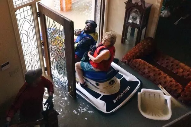 Imaginea care a făcut înconjurul lumii: O bătrână a fost salvată cu skijet-ul din casa inundată de uraganul Harvey