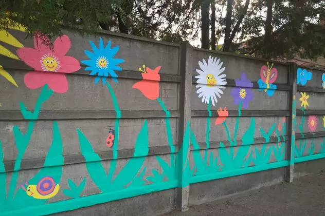 O profesoară din Ploiești a transformat un gard cenușiu în cel mai spectaculos gard din oraș