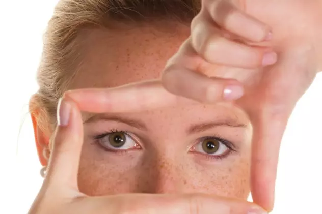„Cum se tratează ridurile din jurul ochilor?”. Medicul estetician Adina Alberts răspunde
