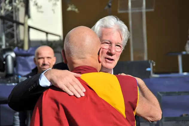 Richard Gere a adormit în timpul ceremoniei în care Dalai Lama a primit titlul de Doctor Honoris Causa la Pisa