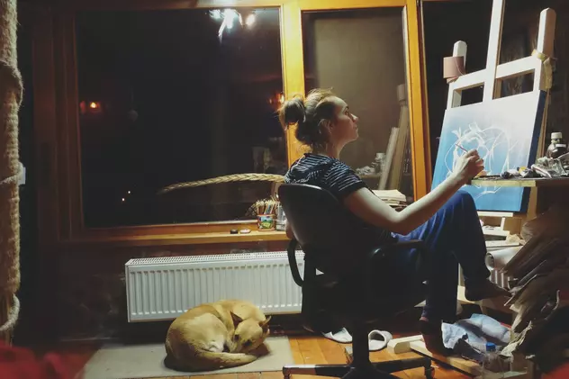 Artista din România care a vândut un tablou în bitcoin petrece multe ore în atelierul ei