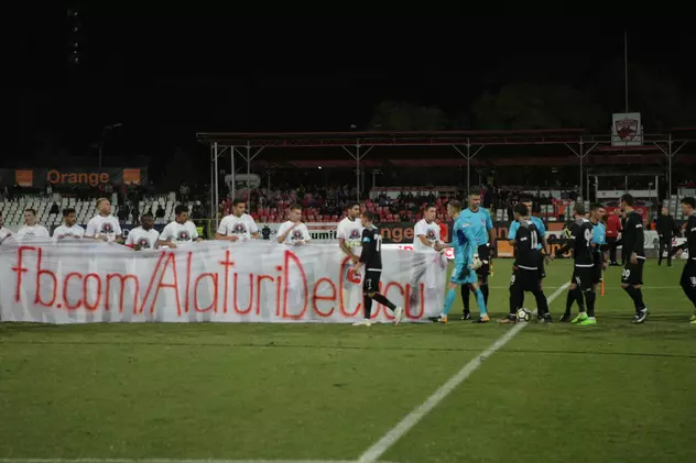La meciul cu Astra Giurgiu (1-1), fotbaliștii lui Dinamo au afișat un banner de încurajare pentru suporterul lor aflat în suferință. (FOTO: Adrian Manolache)