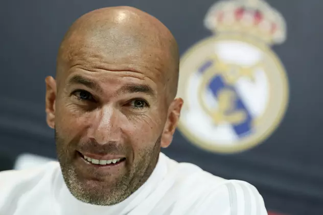 Zinedine Zidane zâmbește în timpul unei conferințe de presă. (FOTO: EPA)